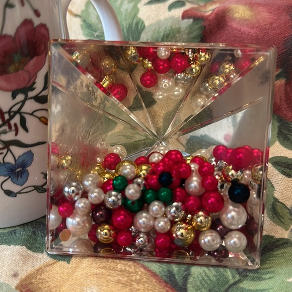 Paperweight triangle shape with floating colorful beads - Picture 2 of 2